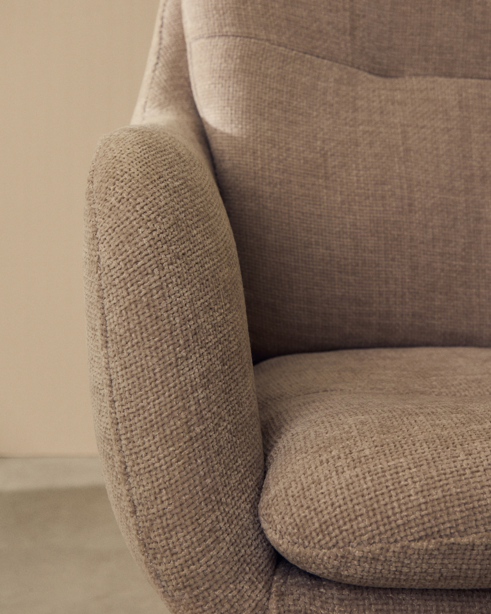 Поворотное кресло Lexa из бежевой синели с бежевыми ножками