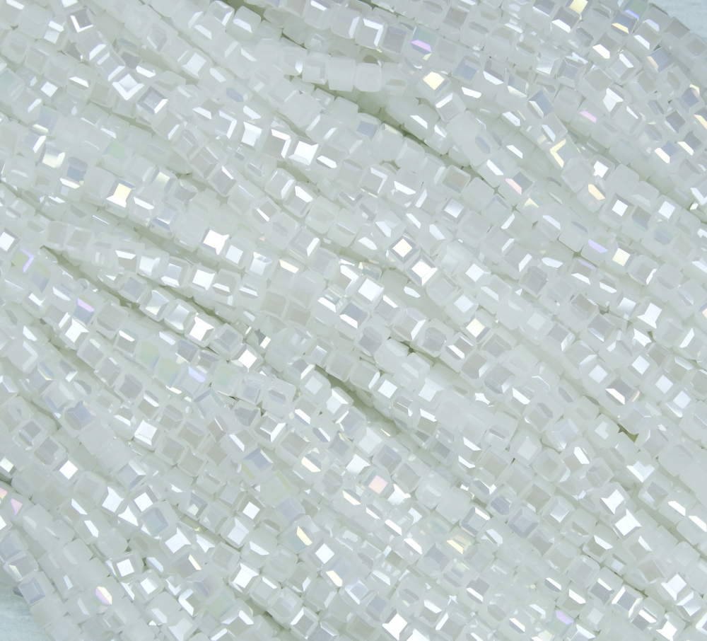 БВМ009ДС3 Хрустальные бусины квадратные, цвет: белый AB матовый, 3 мм, кол-во: 63-65 шт.