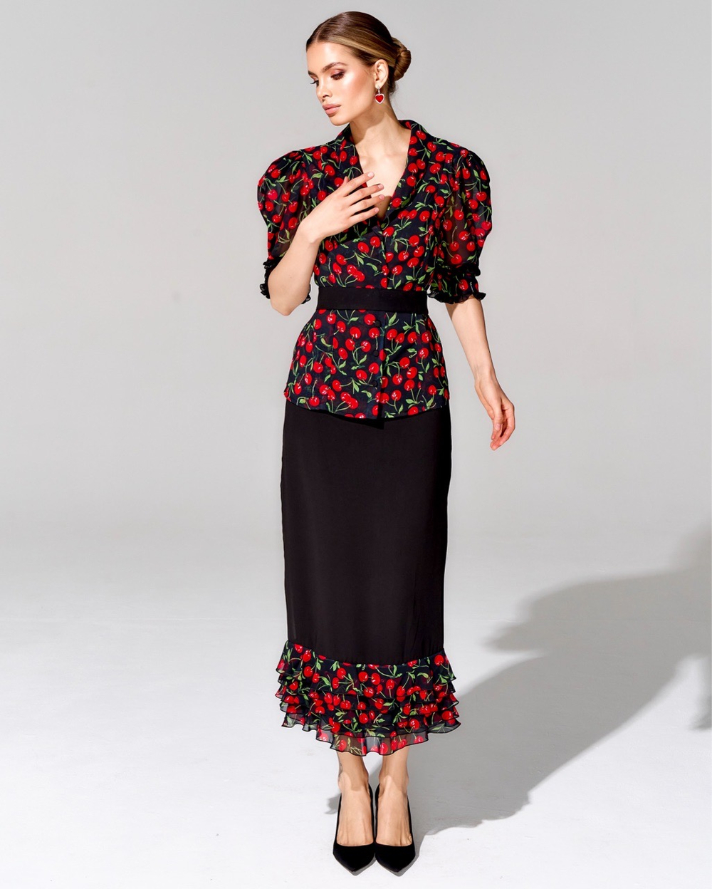 Костюм с юбкой длины миди