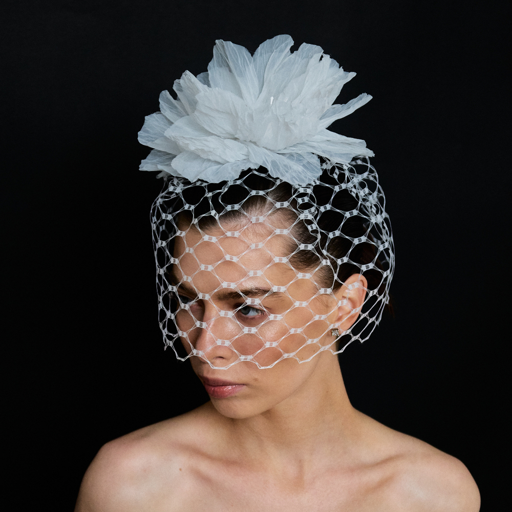 Вуаль из крупной сетки с шелковым цветком