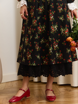 Платье с воротником стойкой