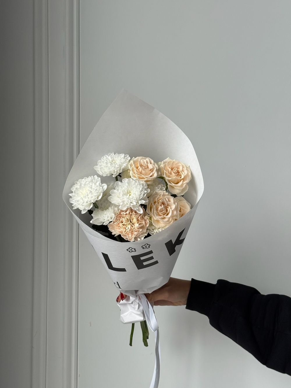 Кулек из хризантемы, кустовой пионовидной розы