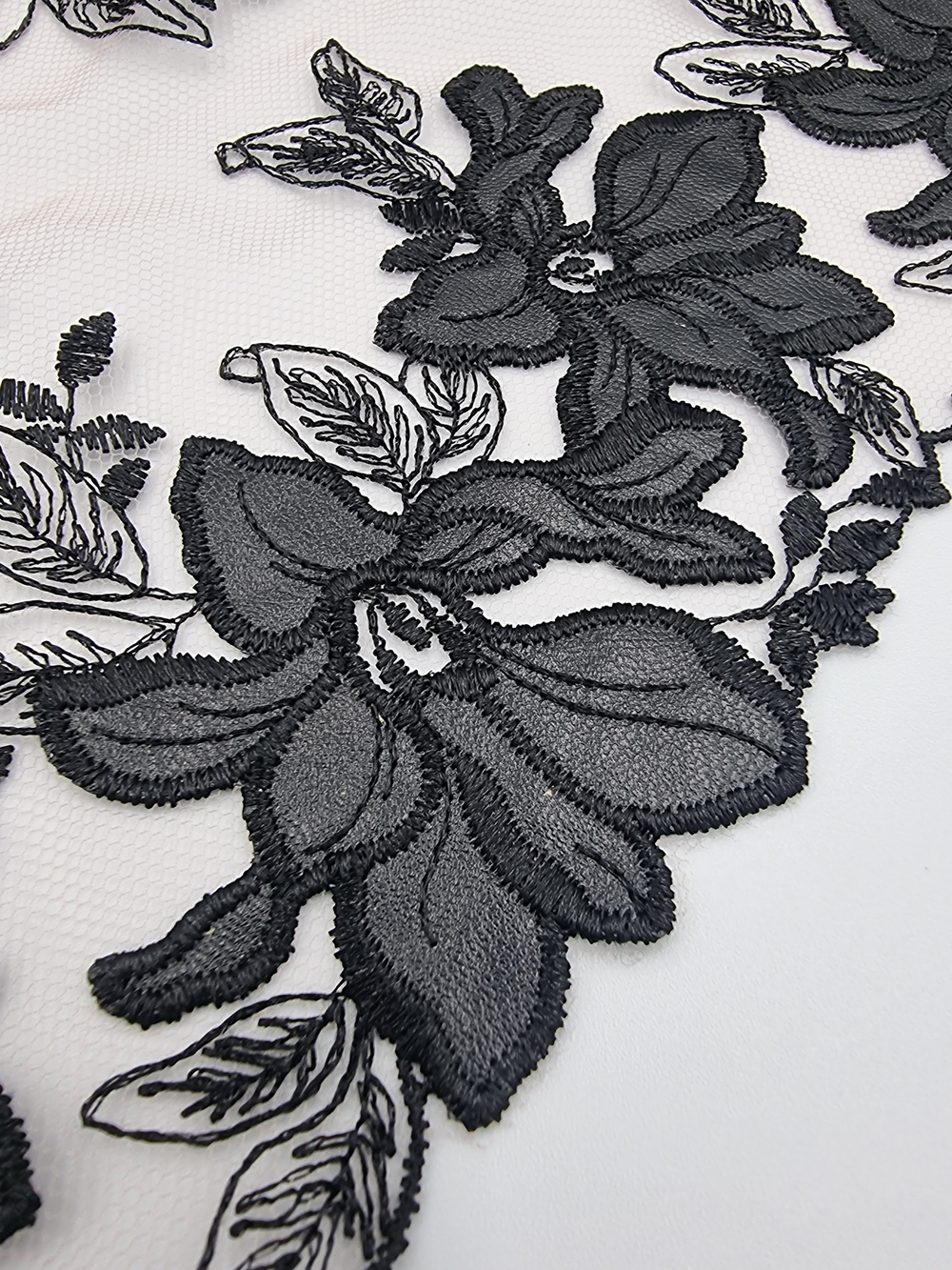 Вышивка на сетке телесный/черная кожа К772