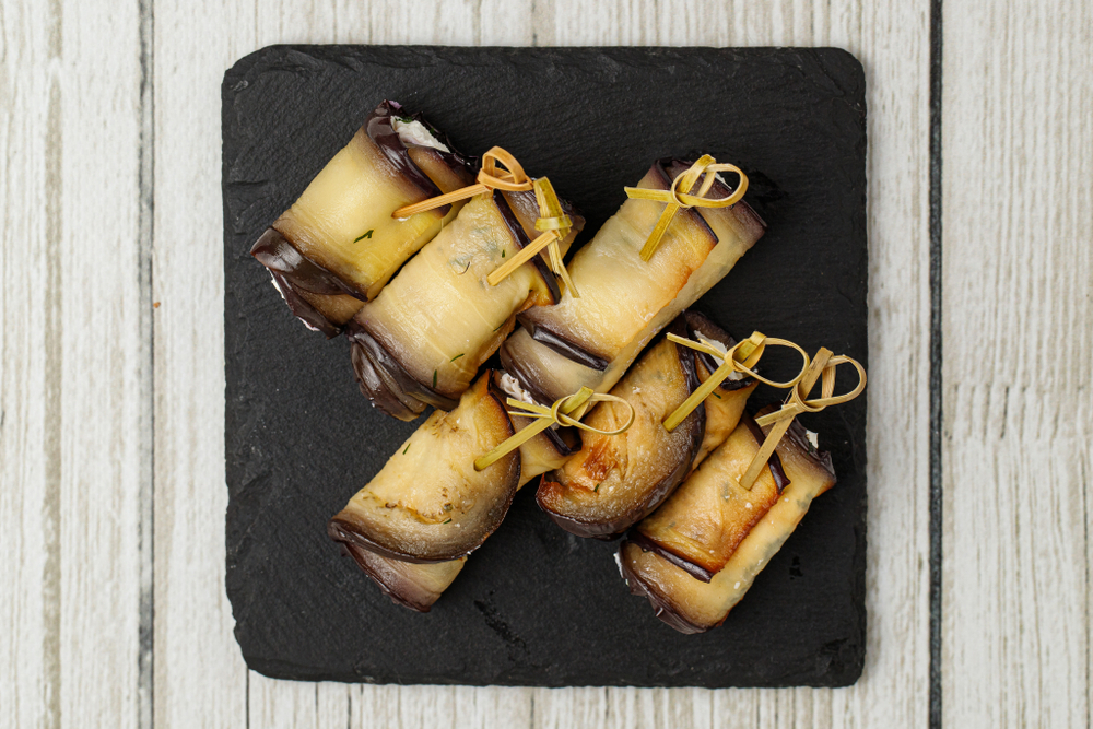 Рулетик из баклажан со сливочным сыром и зеленью 40гр.