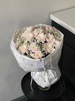 Букет из кустовой хризантемы с белой гипсофилой