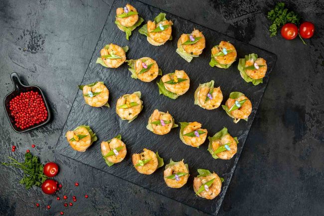 Канапе с омлетом томаго и креветкой, 20 шт.