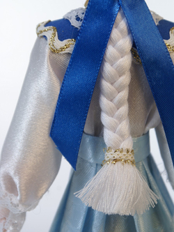 Кукла коллекционная в девичьем праздничном костюме