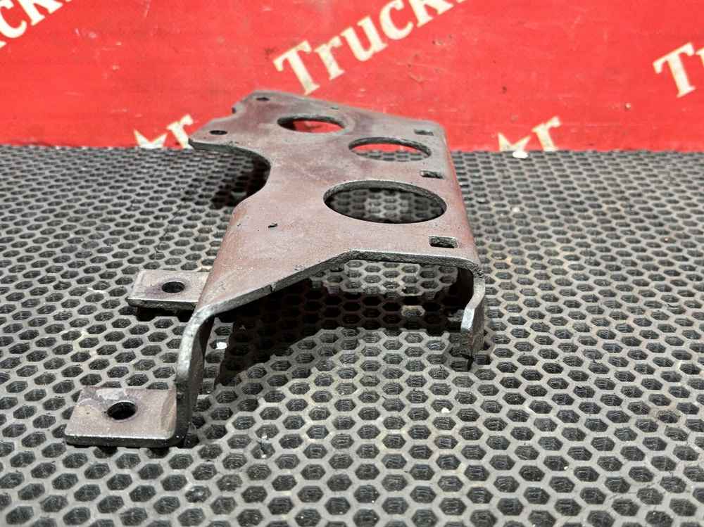 Кронштейн ускорительного клапана