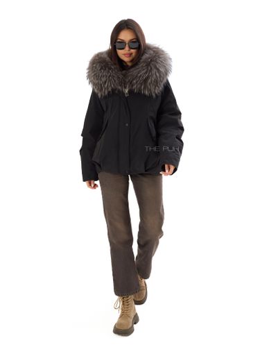 Пуховая парка черного цвета с мехом енота