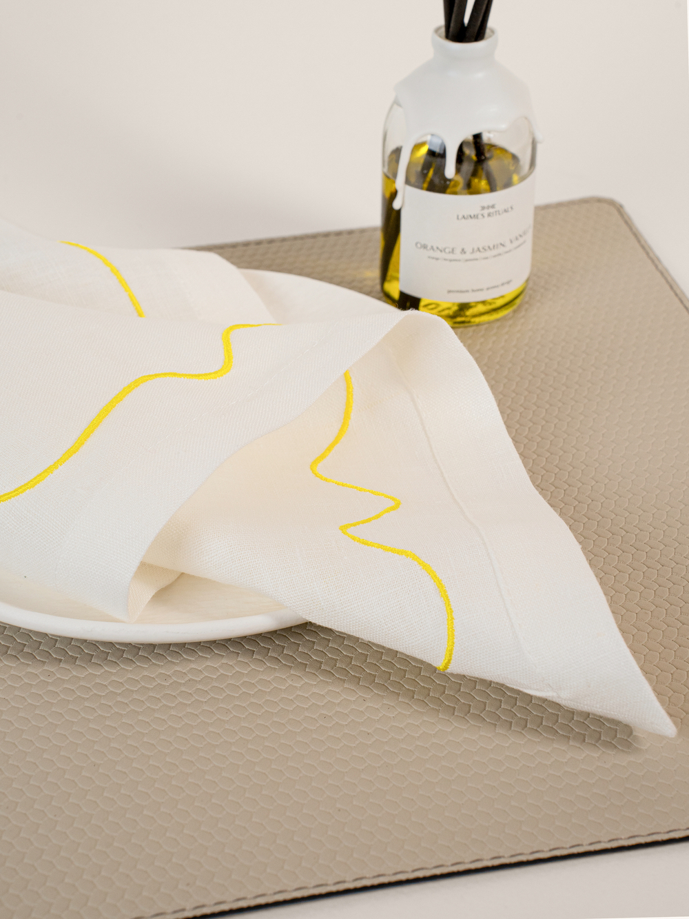 Салфетка льняная с желтой вышивкой