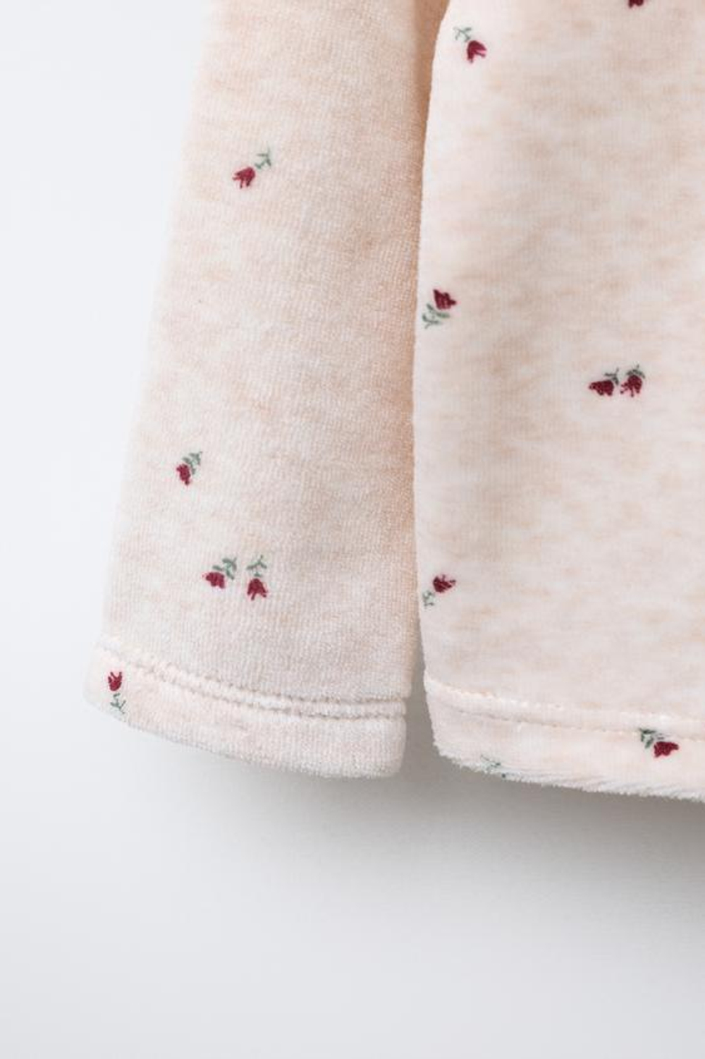 ZARA ВЕЛЮРОВАЯ ФУТБОЛКА С ЦВЕТОЧНЫМ ПРИНТОМ, СВЕТЛО-БЕЖЕВЫЙ