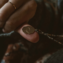 подвеска «четыре стороны света» на нити из агата