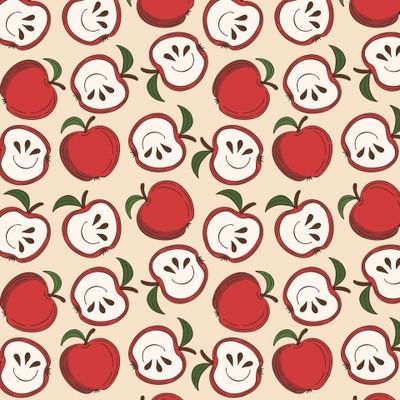 Красные яблоки и половинки яблок на бежевом фоне
