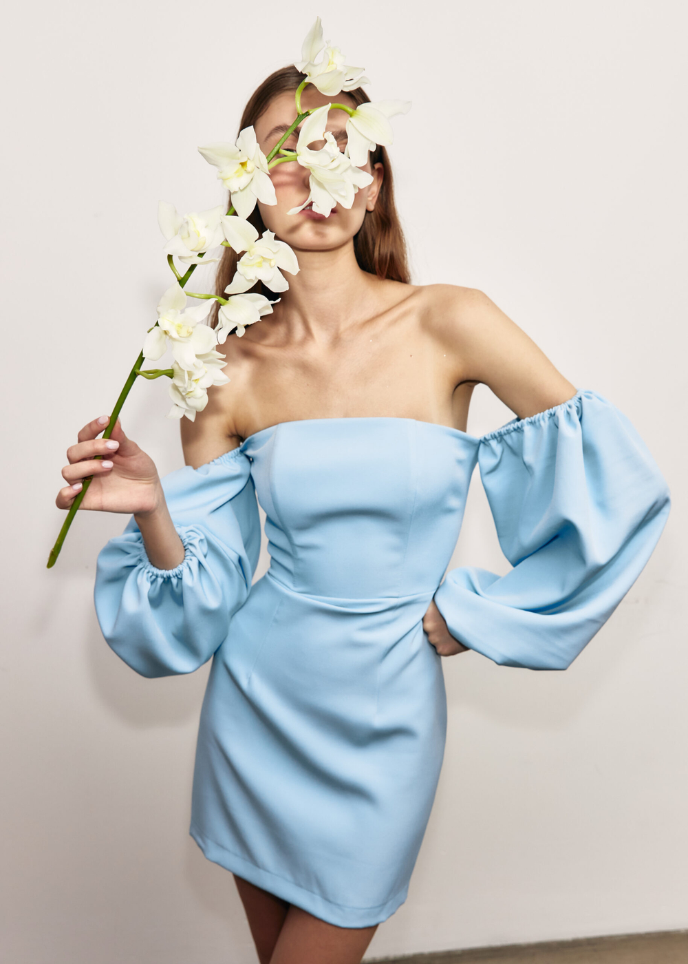 Голубое платье с открытыми плечами