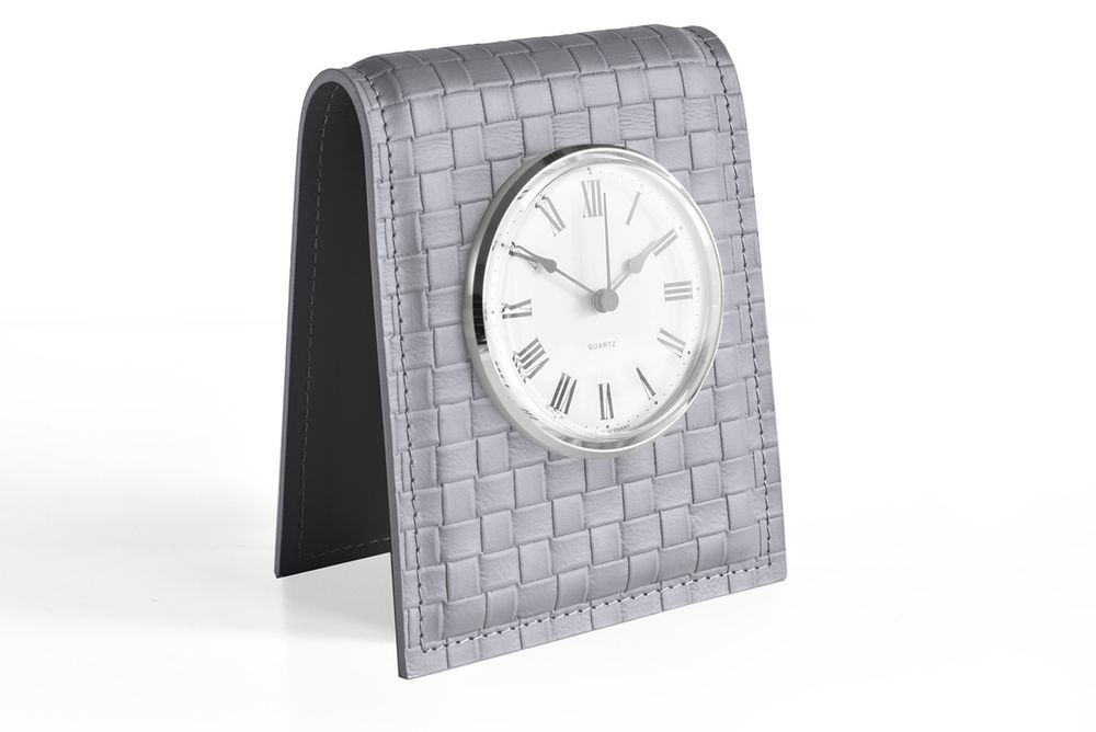 настольные часы из кожи серые как bottega veneto