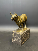 Бронзовая скульптура «Бык на постаменте»