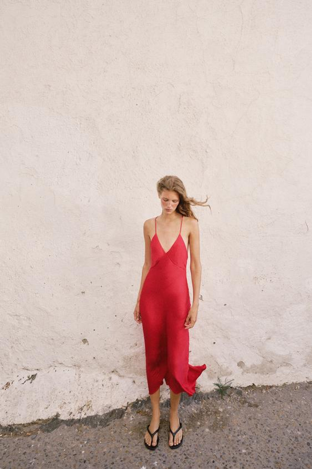 ZARA АТЛАСНОЕ ПЛАТЬЕ МИДИ С БУСИНАМИ, КЛУБНИЧНЫЙ