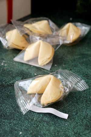 Печенье с новогодними предсказаниями