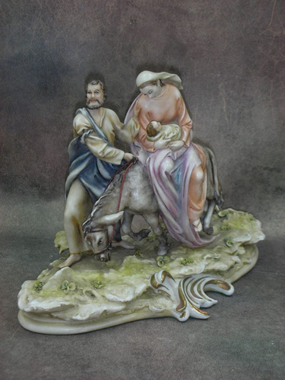 Статуэтка. Фарфор. Бегство Святого семейства в Египет. Capodimonte. Италия