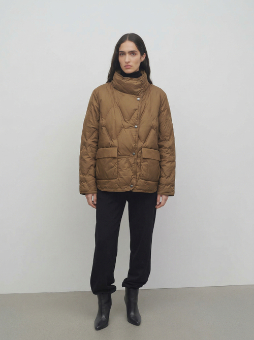 Легкая куртка на пуху
