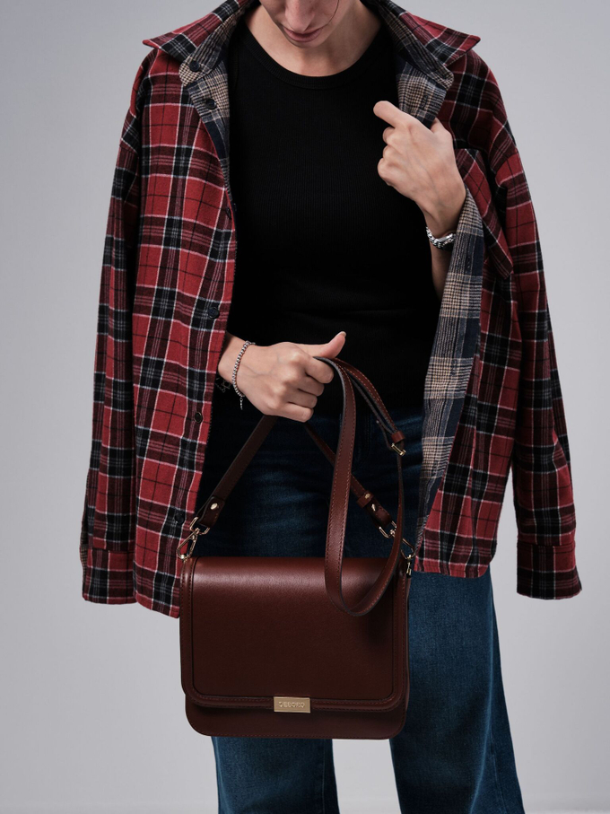 Сумка кожаная на плечо темно-коричневая