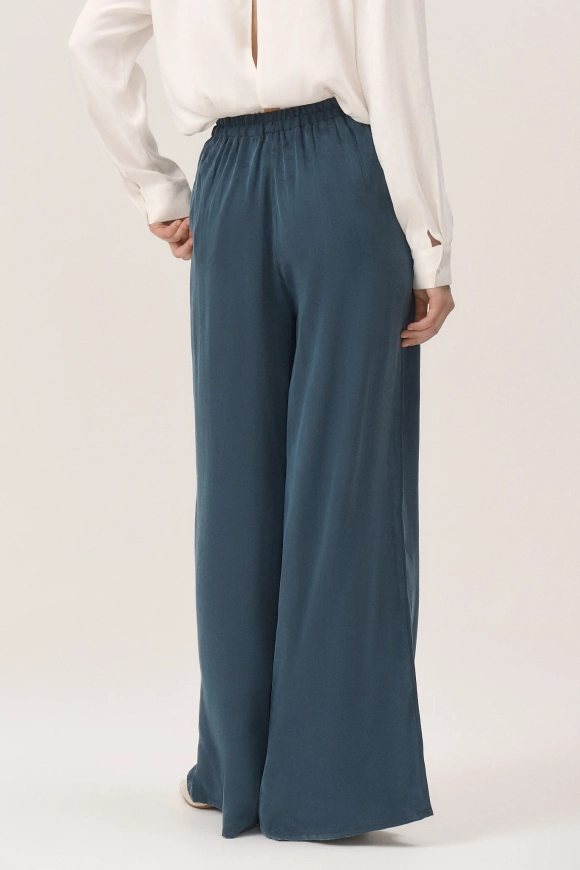 Широкие брюки на резинке