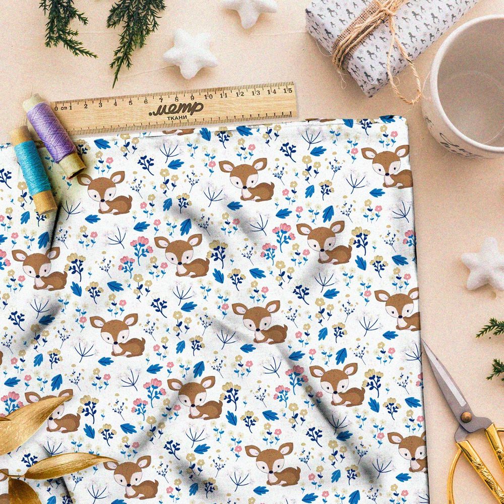 Ткань поплин маленькие оленята в траве на белом фоне