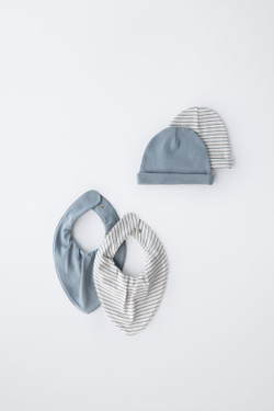 ZARA НАБОР ИЗ ДВУХ ШАПОК И ДВУХ НАГРУДНИКОВ, СИНИЙ