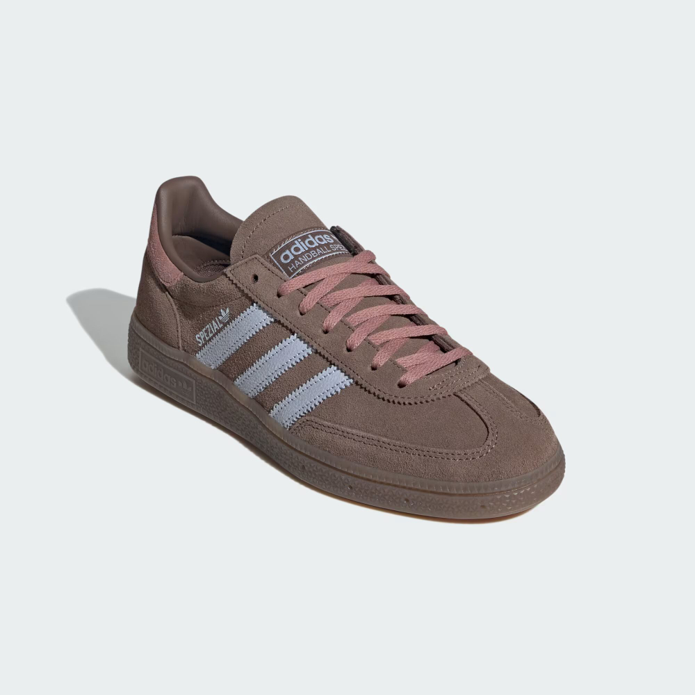 СПЕЦИАЛЬНАЯ СЕРИЯ ДЛЯ ГАНДБОЛА: КРОССОВКИ С РИСУНКОМ «ЖИРАФ» - ADIDAS