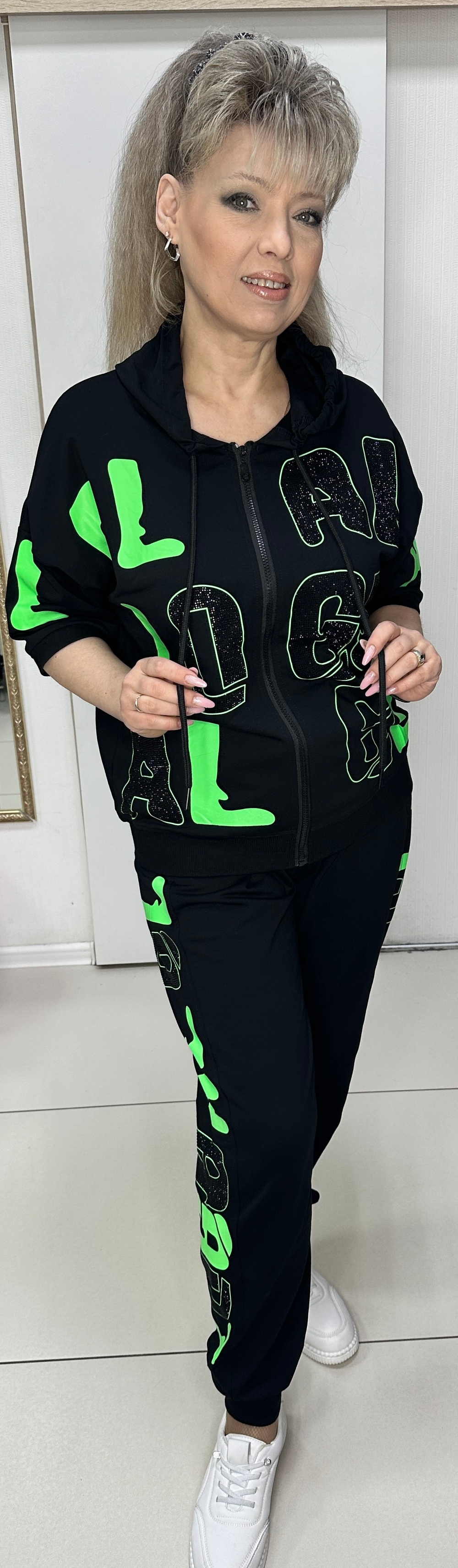 Яркий, спортивный костюм с неоново-салатным принтом