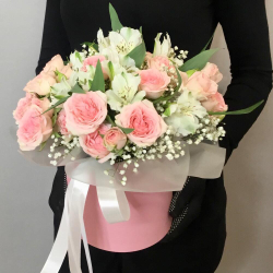 Композиция с розами и альстромерией