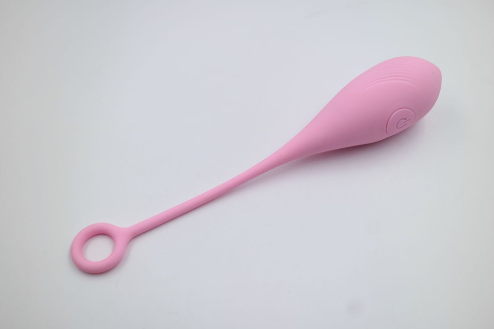 Розовое перезаряжаемое виброяйцо Basic Bullet Vibrator с пультом ДУ (Цвет: розовый)