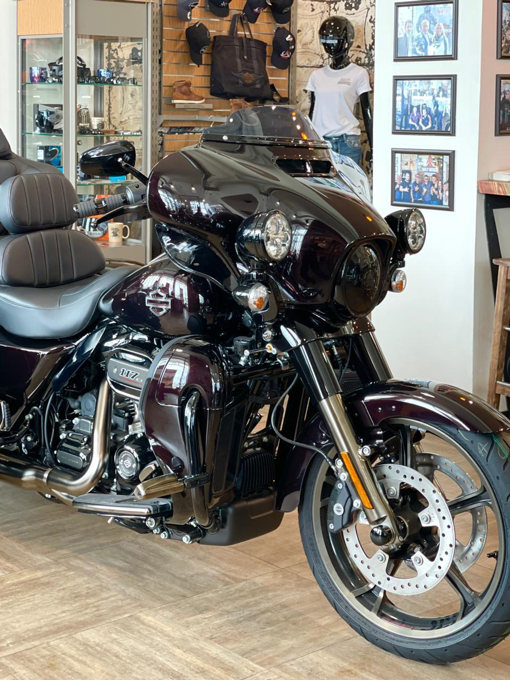 CVO TRI GLIDE 2021 Charred Crimson
