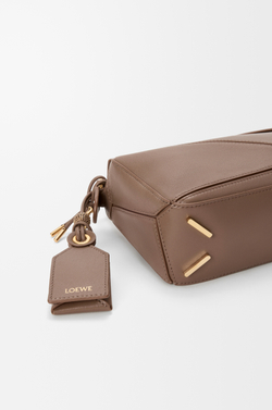 Loewe Мини-сумка Puzzle Featherlight из овечьей кожи наппа, серо-коричневый