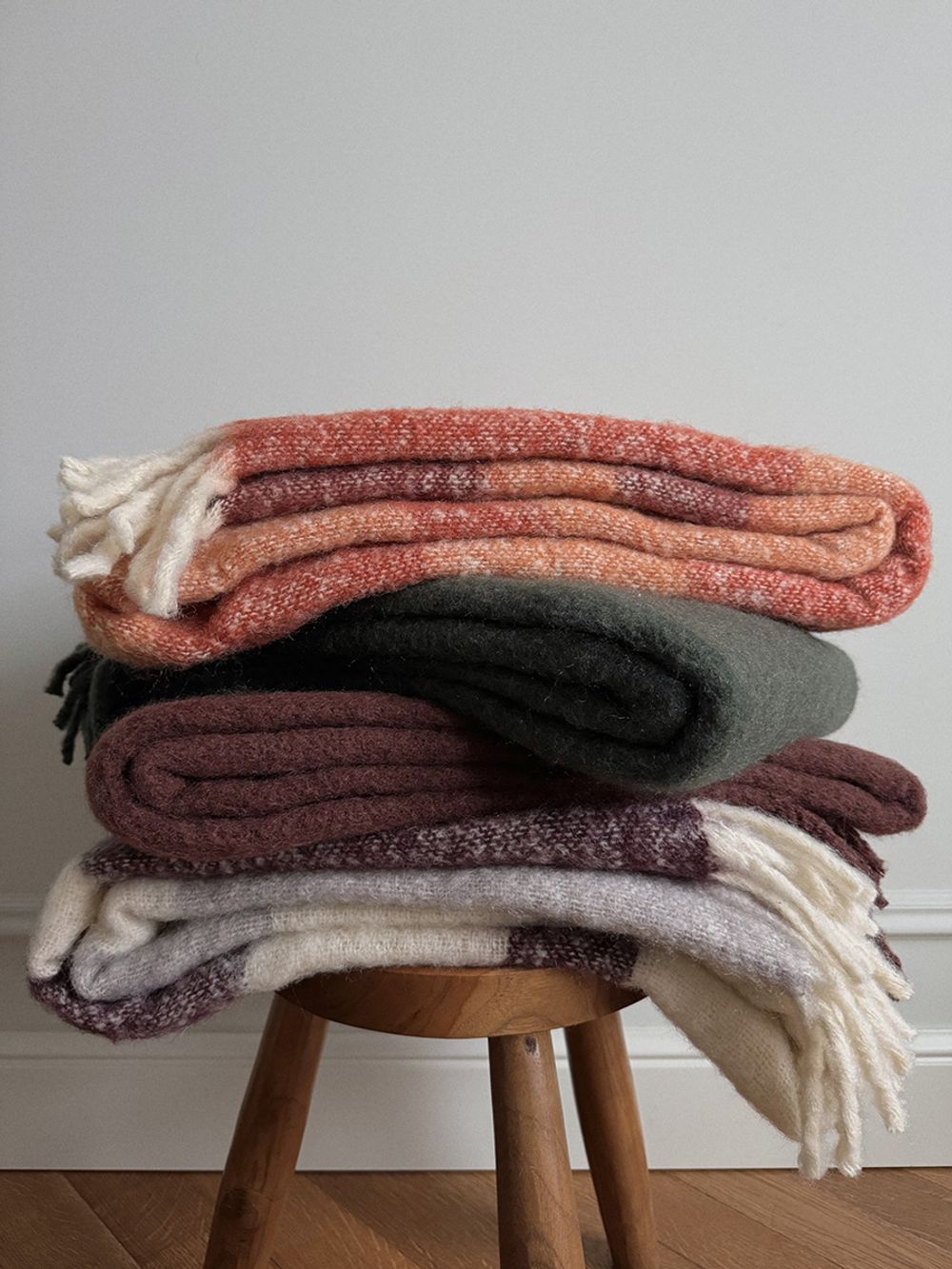 Плед мохеровый хвойно-зеленого цвета из коллекции Essential, 130х180 см