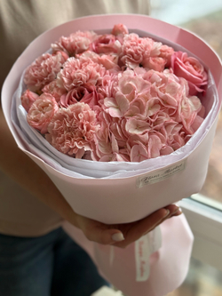 Изящное сочетание сезонных цветов розовой гаммы в стильном оформлении от Флора Маркет