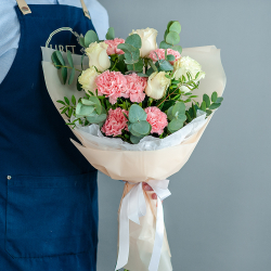 Букет белых роз с розовыми диантусами