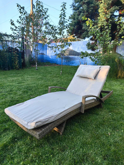 Шезлонг  из ротанга с подлокотниками и подушкой «MARA с подлокотниками» — Wood