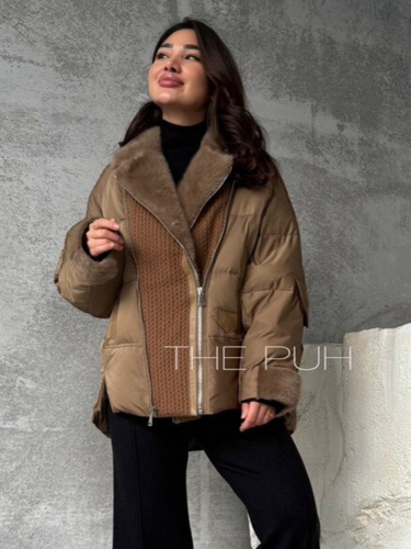 Коричневый пуховик с вязаными вставками и отделкой из меха