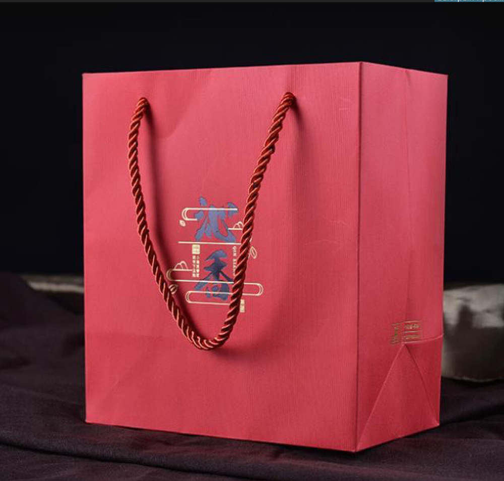 202093 Сумка подарочная картон 20*23. Цвет - красный, с иероглифом