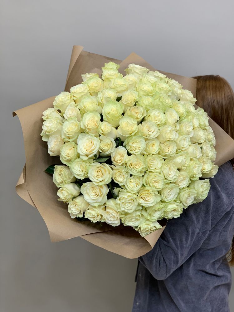 Букет 101 белая роза Эквадор 50см в крафте
