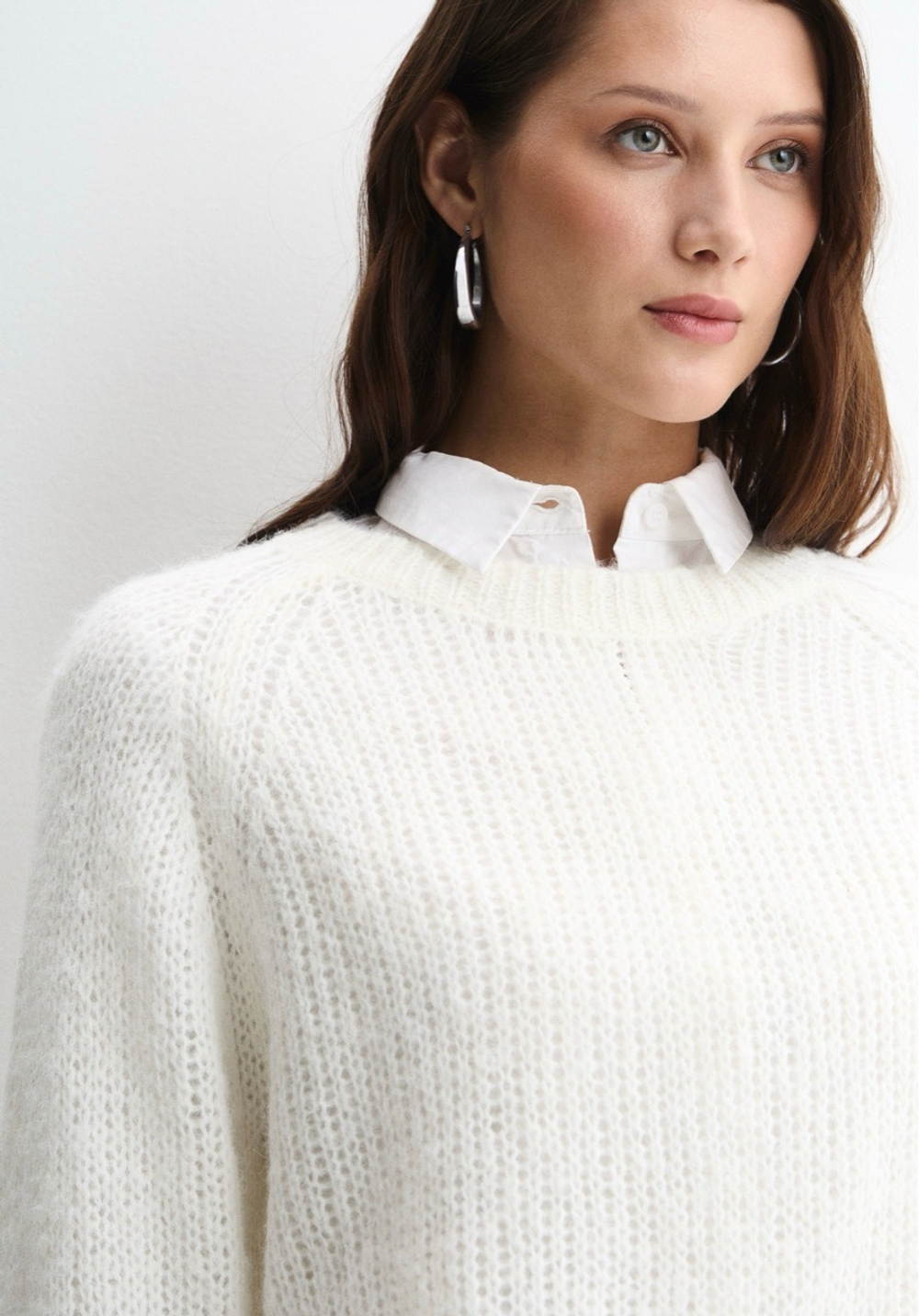 Свитер с рваными краями белый