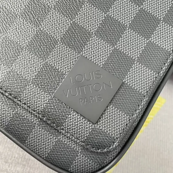 Сумка Louis Vuitton District PM, серый
