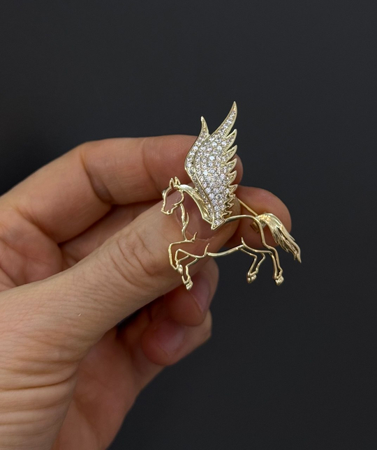 Брошь Пегас с цирконами, оттенок золото