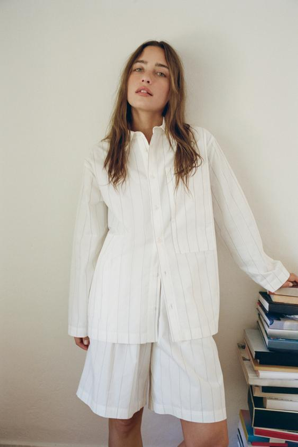 ZARA ПОЛОСАТЫЕ ШОРТЫ-БОКСЕРЫ В ПИЖАМНОМ СТИЛЕ, БЕЛЫЙ/БЕЖЕВЫЙ