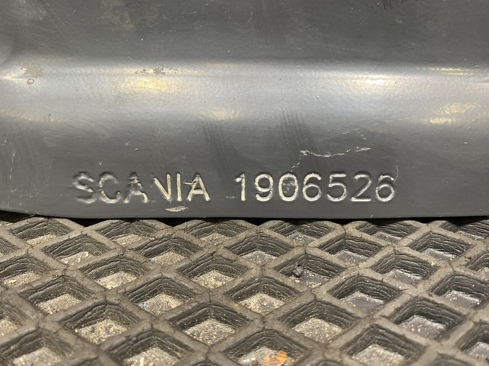 Кронштейн траверсы передний правый 2017г.