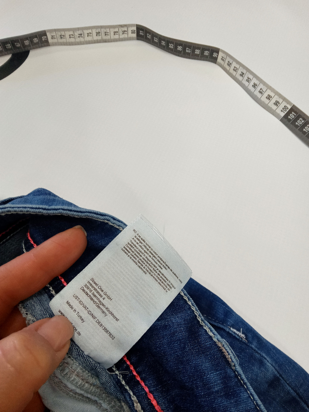 Джинсы женские зауженные STREET ONE slim fit Цвет темно-голубой с эффектом потертости. Размер 27/32 примерно 44/46 русский