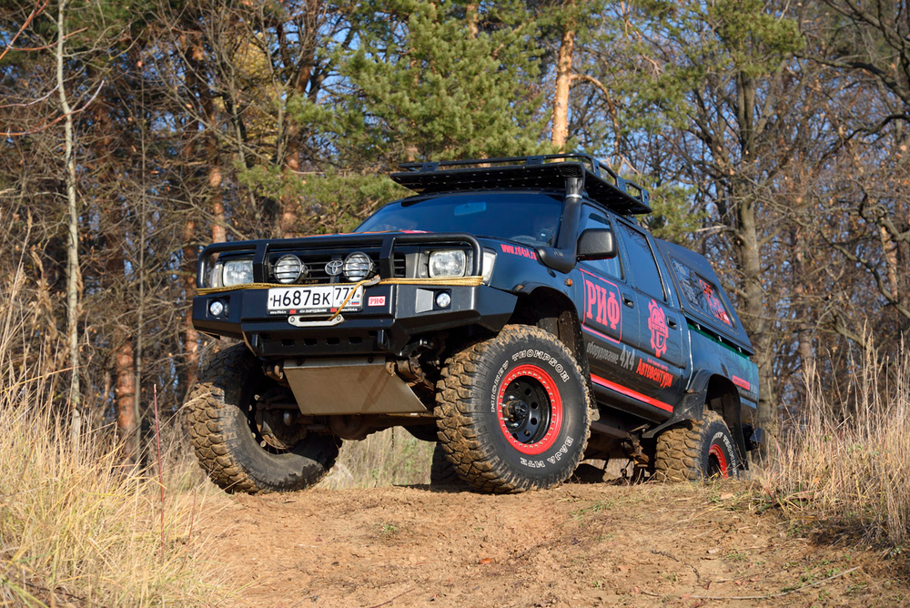 Бампер силовой передний Toyota Hilux 1983-1997 с доп. фарами и защитной дугой РИФ