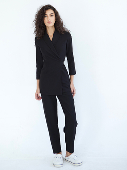 Чёрное медицинское кимоно Medici на модели