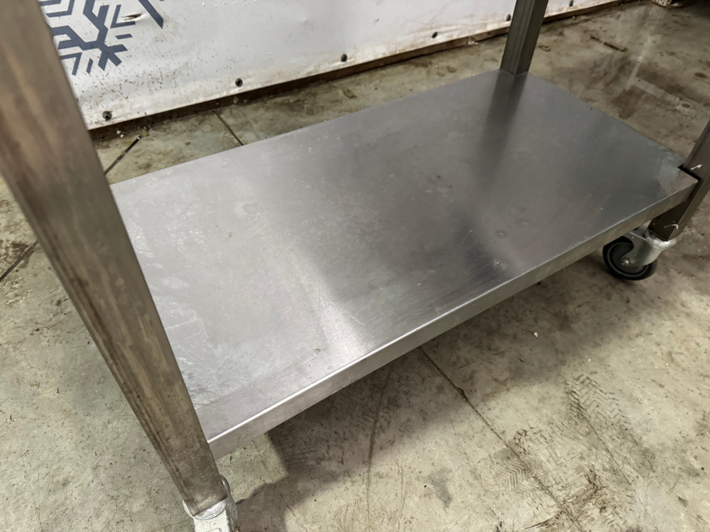 Стол из нержавеющей стали с полкой без борта 900х600х850 (на колесах )
